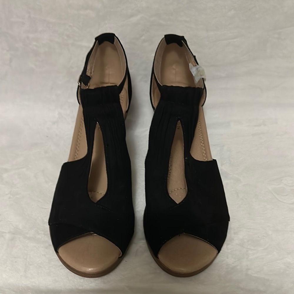 Journee Collection Women's Black Wedge Sandals - Picture 3 of 7